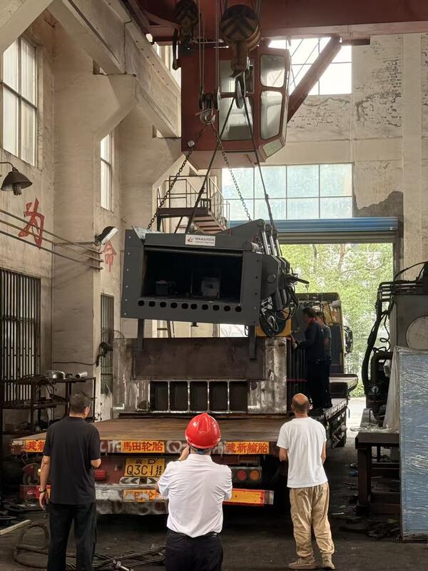 Heavy Duty Gantry Scrap Metal Shear 4000kN With 6000×1400×700mm Press Box And PLC Auto Control