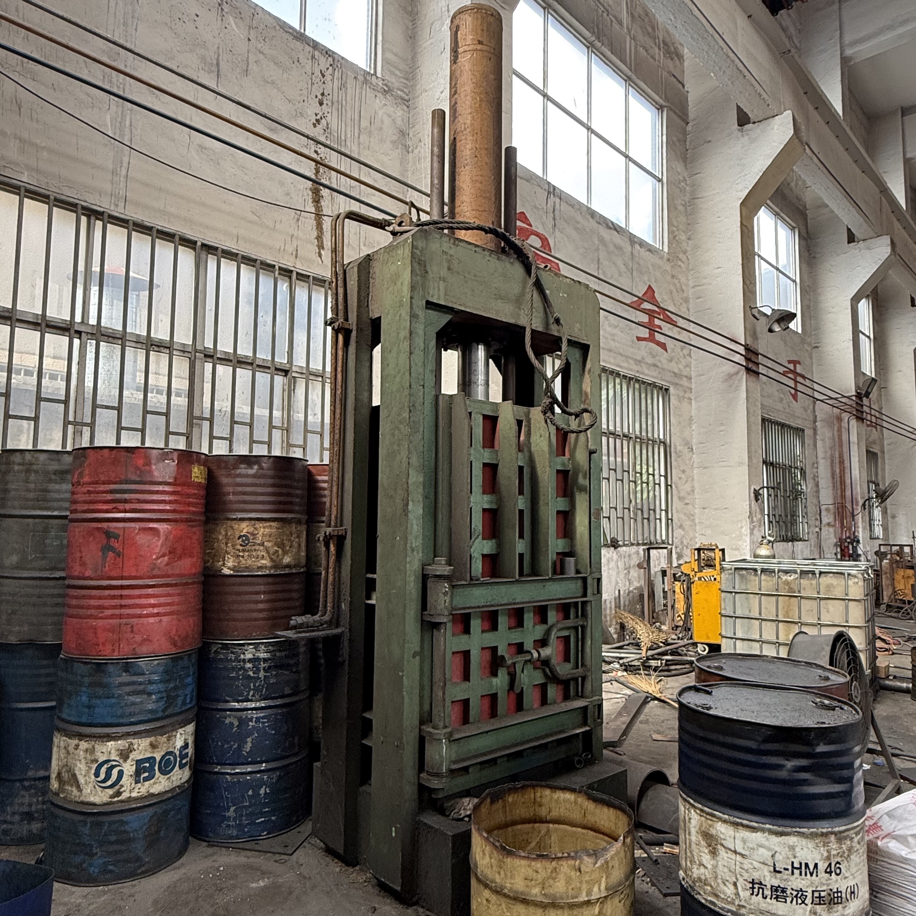 High-Density 100Ton Vertical Cardboard Baler 350–500kg Bale Weight With Low Energy Consumption